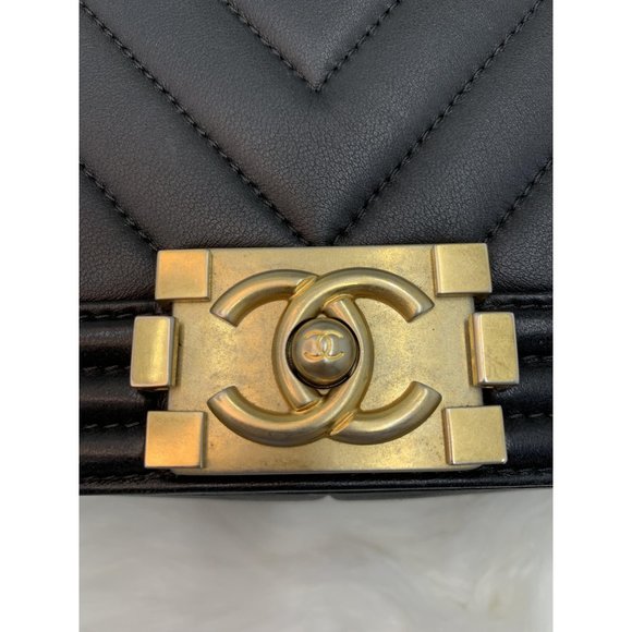 Chanel Black Medium Le Boy Bag Chevron - Picture 11 of 12